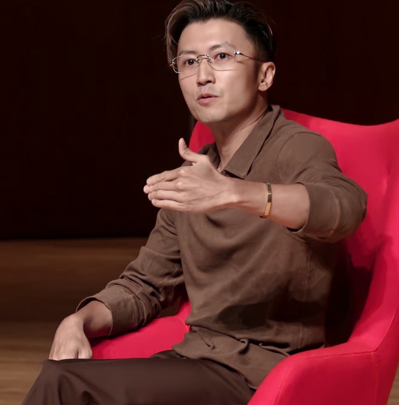 谢霆锋戴定情手镯，与王菲的爱情信物珍藏多年。
 
既然深爱，为什么各自成婚祸害别