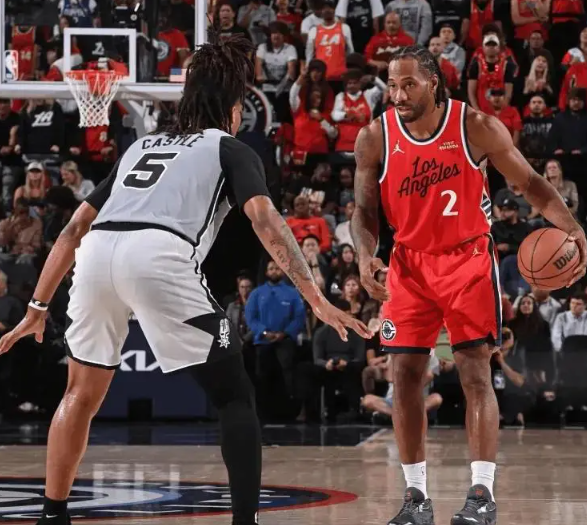 不知道是战术还是沉迷单打，许多时候加兰并不能把球传到伦纳德手里

诚然，前段时间