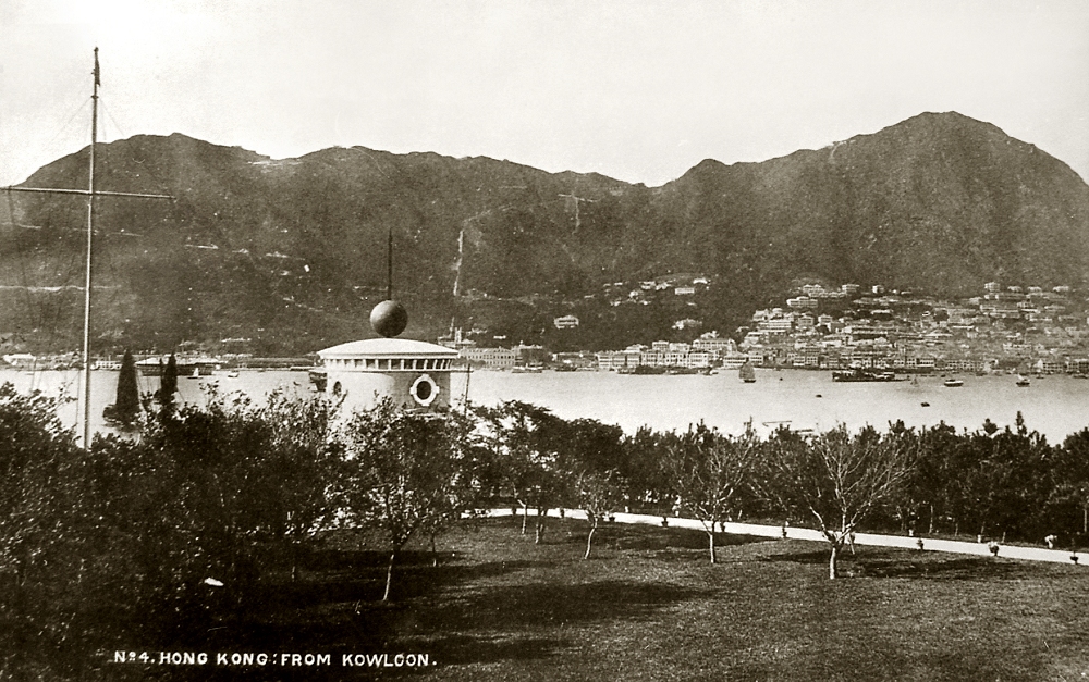  约1920年香港尖沙咀水警总部前的报时塔。 