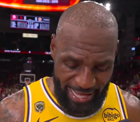 NBA季后赛西部首轮G3湖人客场战胜火箭，将大比分改写为3-0。
比赛中，勒布朗