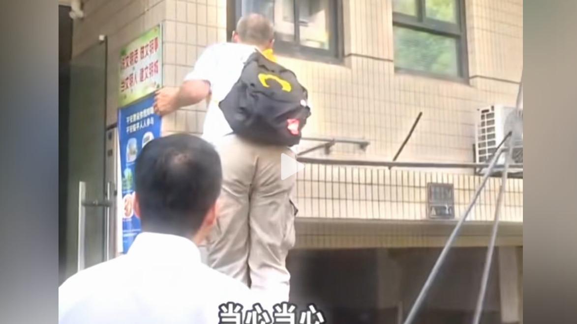 何先生徒手丈母娘家窗户