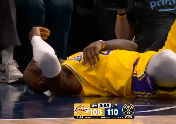 NBA常规赛，湖人客场不敌掘金。
第四节比赛中，詹姆斯上篮倒地摔到肘部，倒地许久