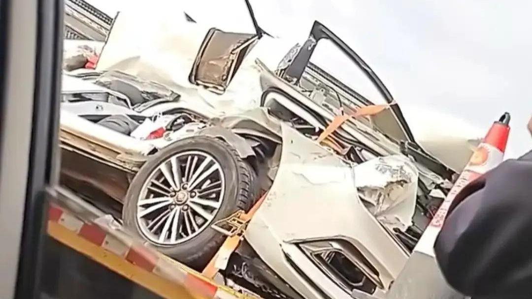 江西一家人自驾返程遭遇车祸，致1死3伤！现场画面曝光，目击者发声，引热议