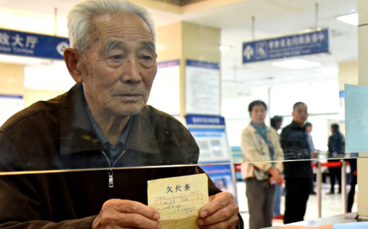 政务大厅办事员嘲讽七旬老人欠条是废纸，没有效力，下秒南洲市长来了，赶紧搀扶老人：老领导，您受累了…