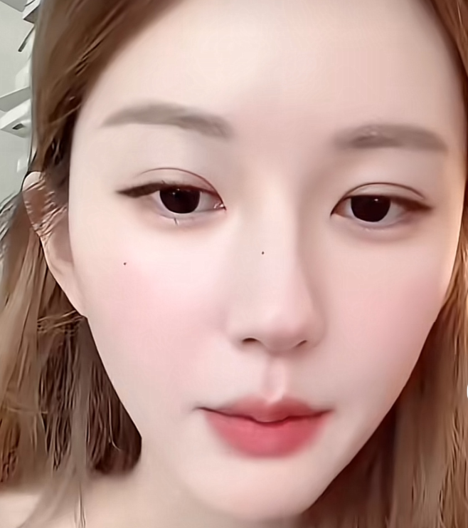 赵露思直播的时候粉丝在直播间要看她后槽牙
一开始她不明觉厉，还以为粉丝要给她相面