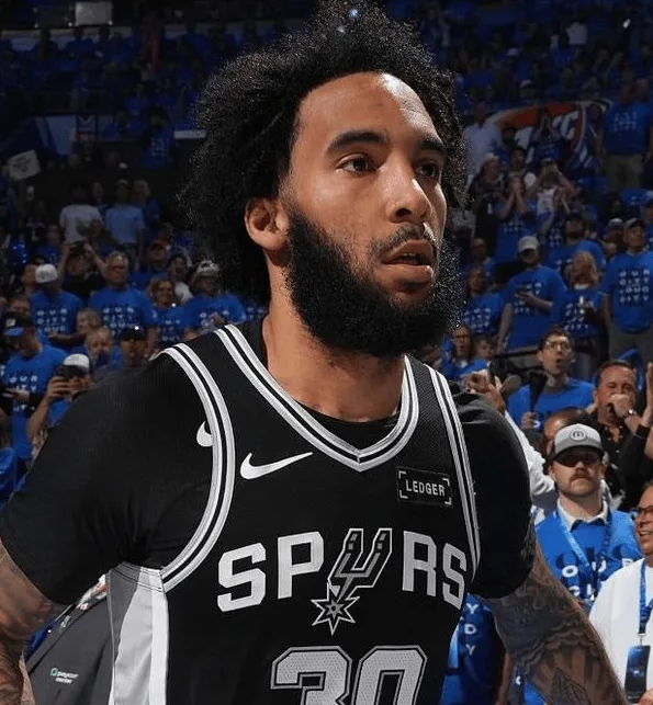 NBA总决赛，马刺对阵尼克斯的比赛正在进行中。
第二节比赛中，尚帕尼投进第5记三