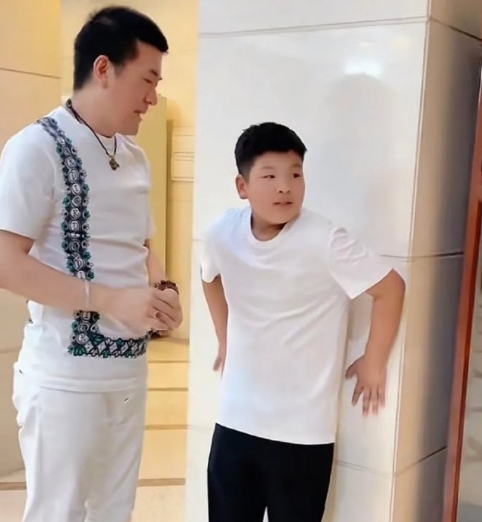 杨子独自带俩娃度假，画风反差也太好嗑了！
9岁安麟妥妥黄圣依复刻版，小V脸双眼皮