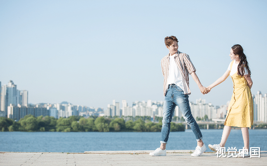 老婆帮我给销冠准备了一套别墅、一辆保时捷、一百万现金的豪华年终奖，却被我发现她出轨的真相