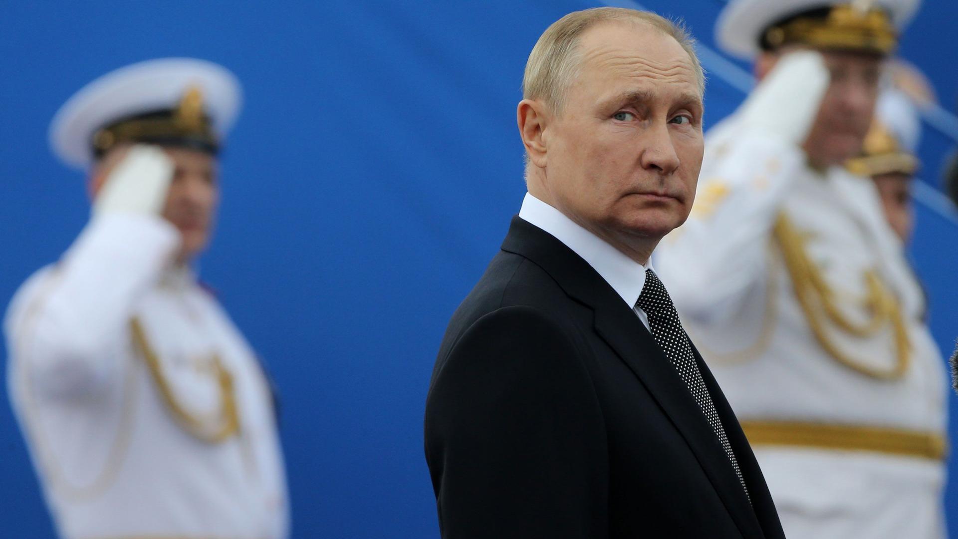 都在逼中国出手？伊朗截断中国石油通道，普京催促中俄应联手抗美