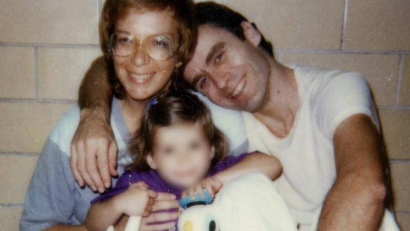 美国女子爱上连环杀手，在对方受审期间结婚，拘押死刑犯时生子