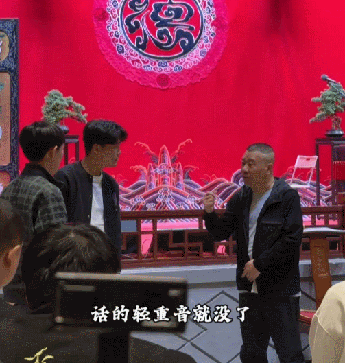 郭德纲如果不是暂时不能演出，“龙”字科的100多名学员，哪有机会得到他的亲自授课