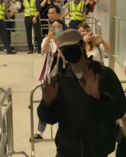 边佑锡抵达香港啦
好多粉丝前往接机，感觉他如今在中国的受欢迎程度远超韩
毕竟前段
