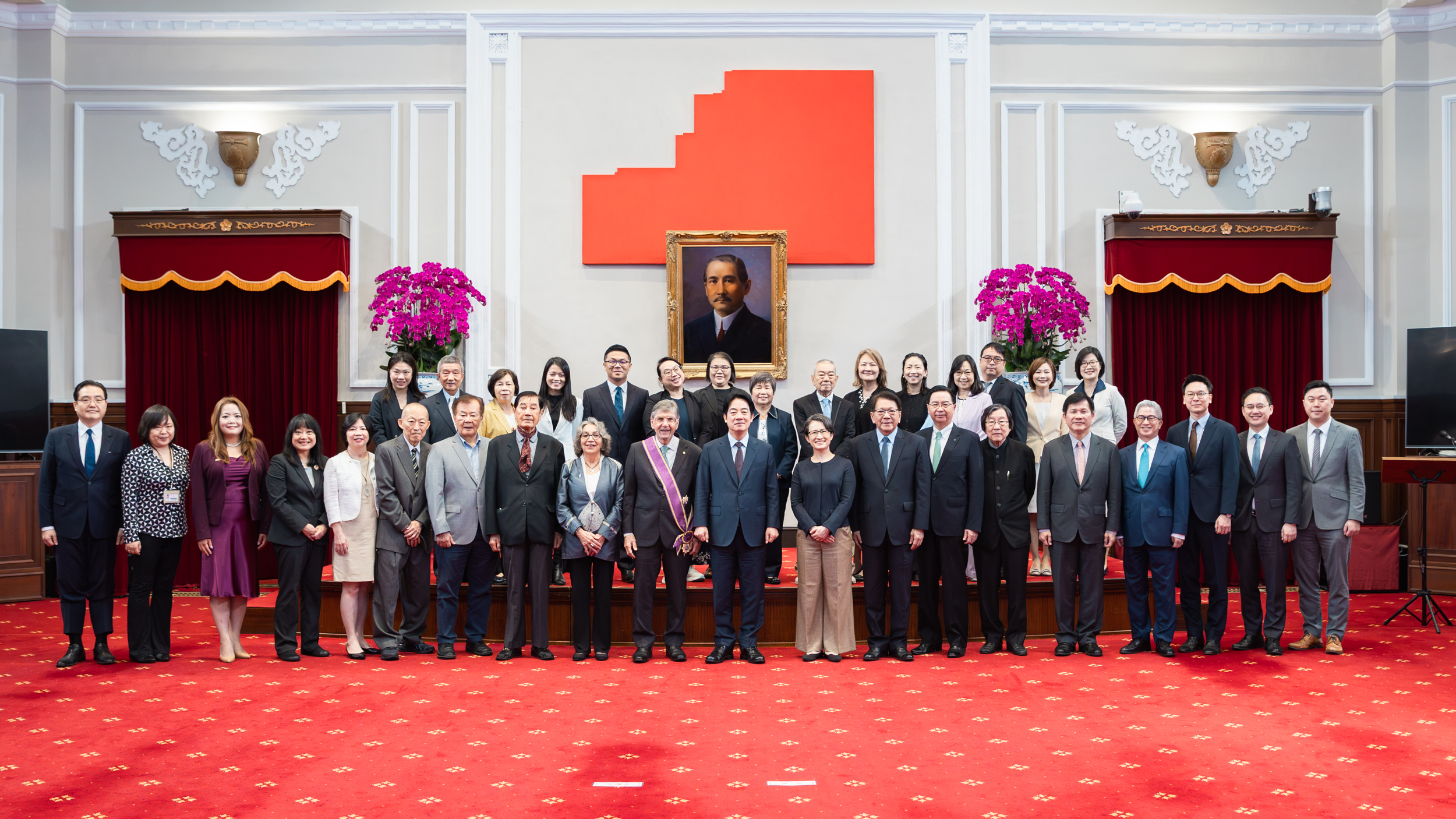 中国台湾省，赖某某近况照片：在中山先生的画像前，颁授彭光理大綬景星勳章。 时间是5月6日上午。
