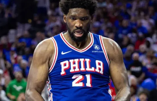 据记者Brett Siegel报道，乔尔-恩比德在对阵凯尔特人的系列赛第三场比赛