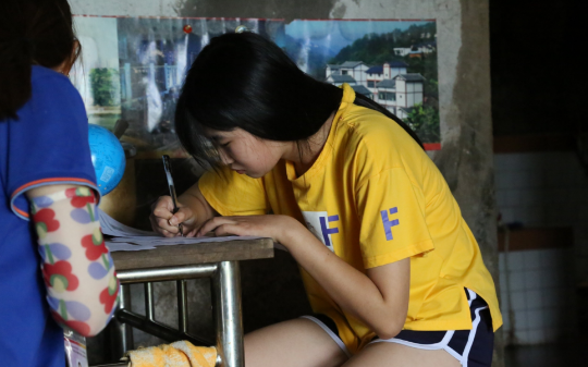 被狗咬后，保姆建议妈妈带我去打狂犬疫苗，她却骂道：哭什么哭！只有强者才配做我的女儿！