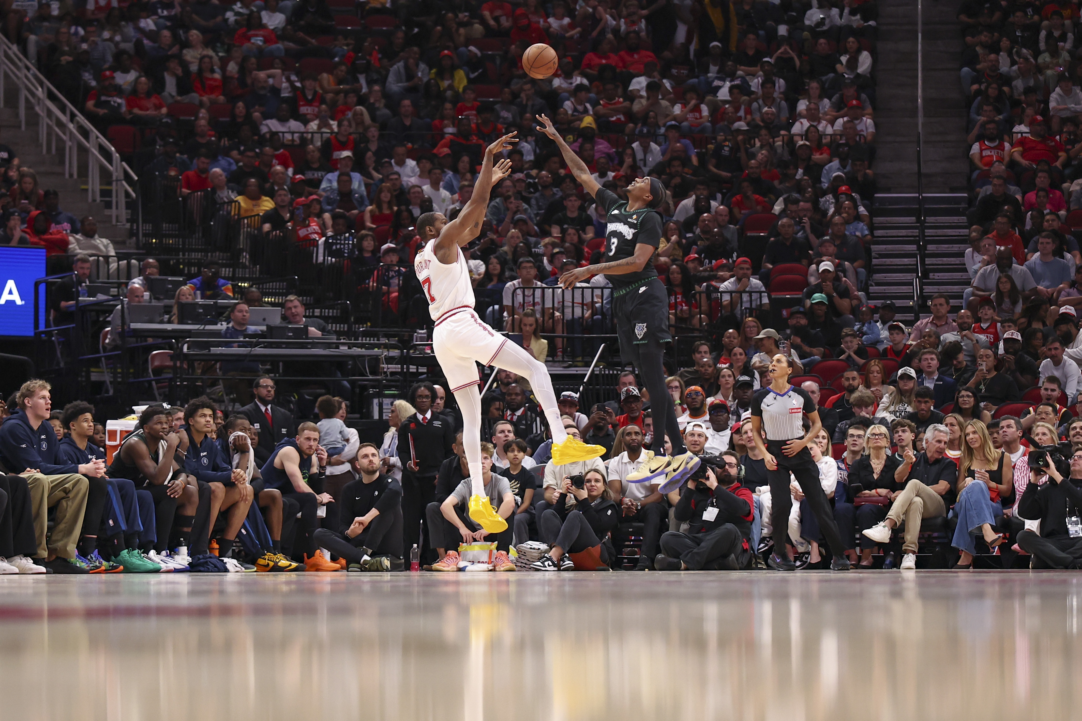 火箭队将在季后赛第1轮迎战湖人队，湖人队有主场优势，也就是说湖人队先打两个主场，