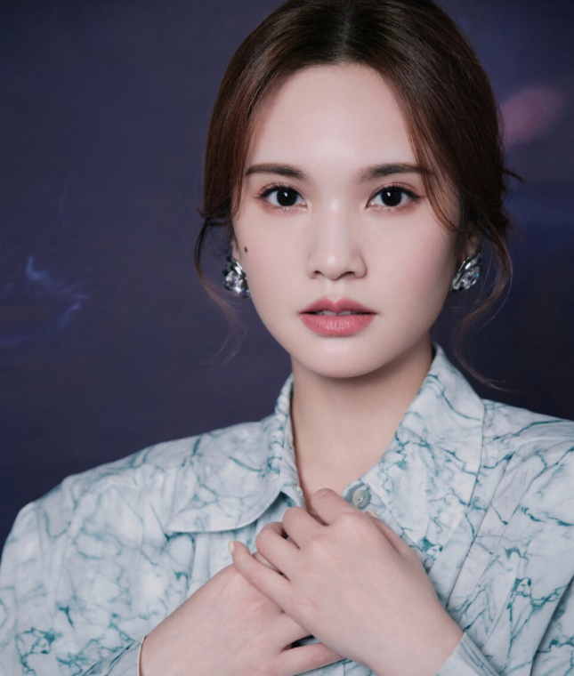 杜海涛问杨丞琳:“你住哪？”
杨丞琳说:“北京。”杜海涛又问:“在北京生活是怎么