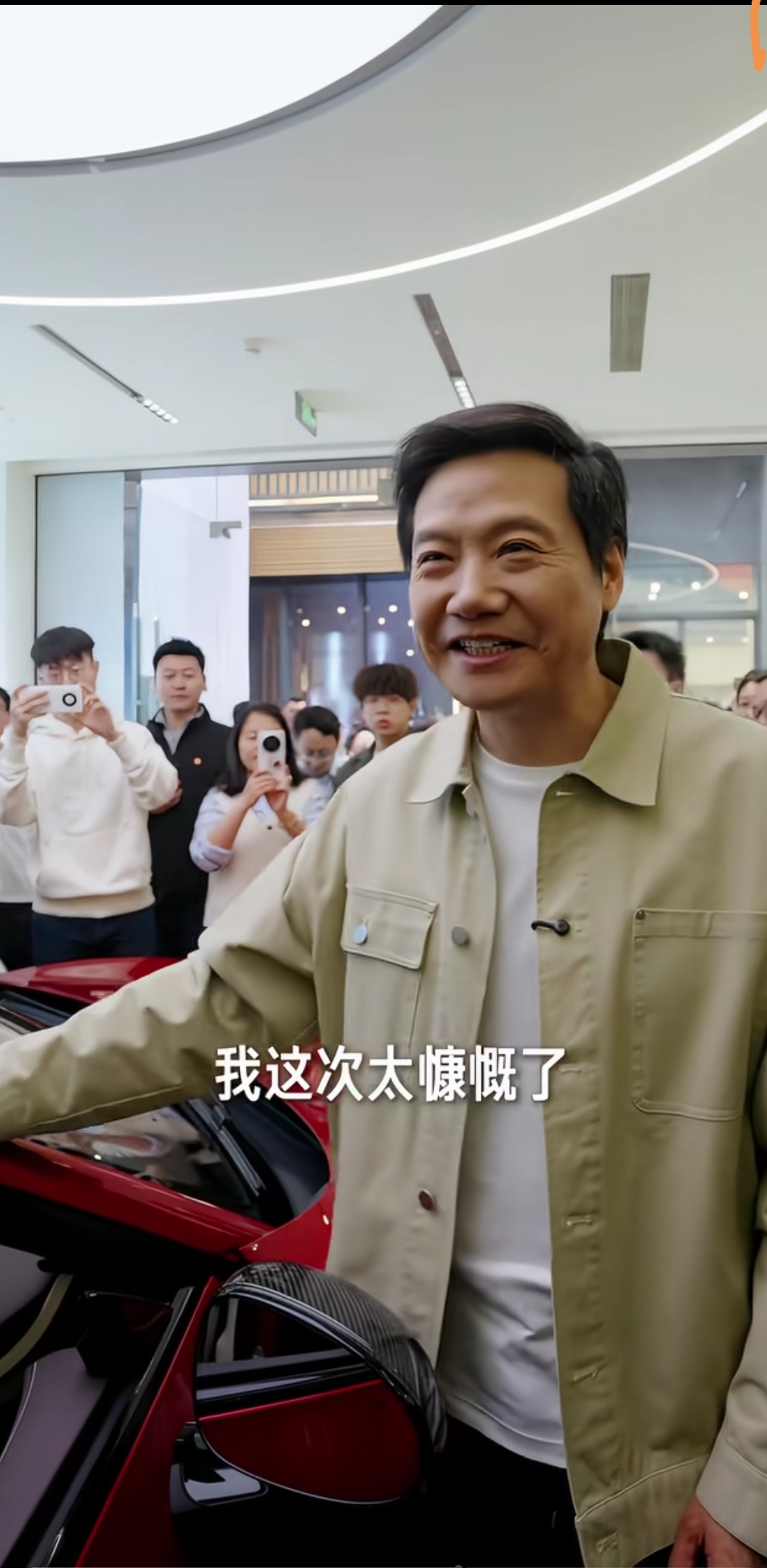 又来这一套  亲手为顾客开车门。雷军现身北京小米汽车门店，化身销售顾问，亲自为到