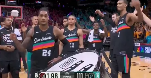 NBA季后赛马刺主场对阵开拓者的比赛已经结束。全场战罢，马刺以（1）111-98