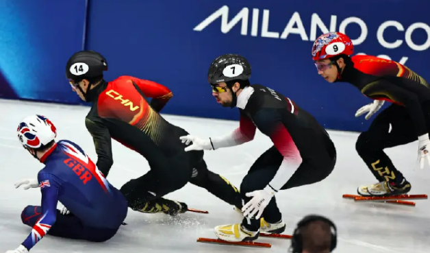 在2月14日晚举行的米兰冬奥会短道速滑男子1500米A组决赛中，英国选手特雷西在