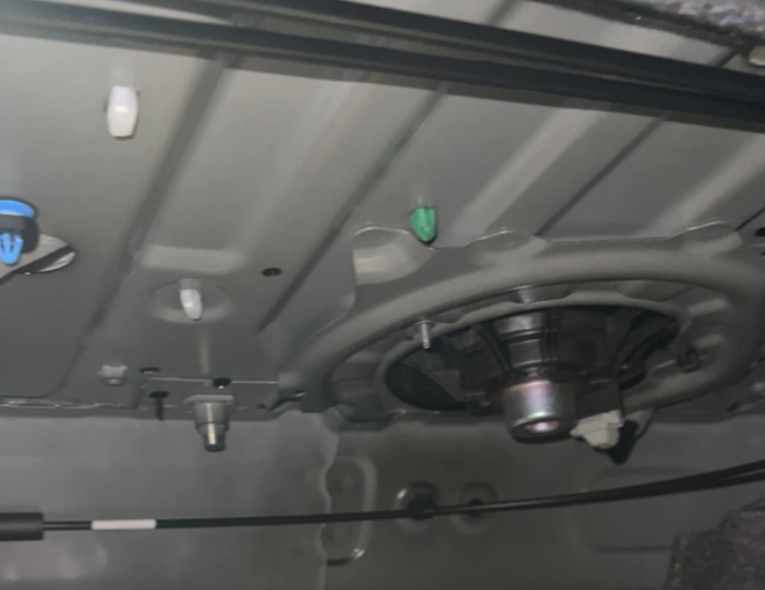 雅阁减配太黑了
雅阁今天搬运东西发现后备箱里面顶上连隔音棉都没有，直接裸露后排喇