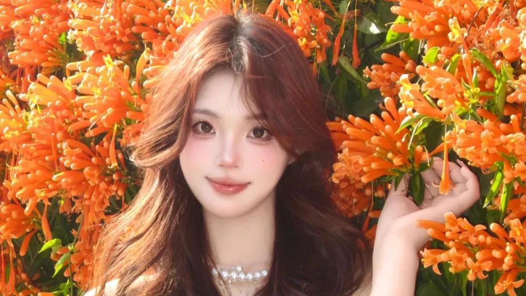 元气甜妹花墙旁拍照，11个简单动作，温馨浪漫，承包你的美感