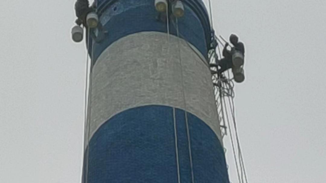 烟囱蓝白环形粉刷竣工 焕新烟囱外立面