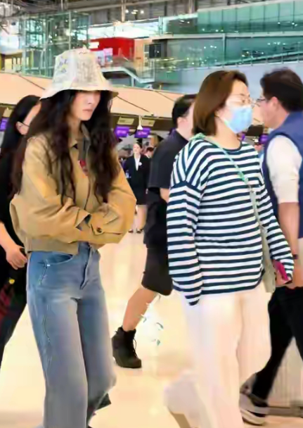 杨幂机场照美的令人陶醉
网友在泰国机场偶遇杨幂，并拍照记录下这美好的时刻
镜头下