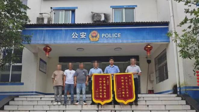 致那些藏在腰背间与床头前的藏蓝温柔
