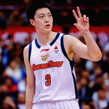 胡明轩是近五年中国男篮唯一一个“全勤球员，2021-2025年中国男篮正式集训+