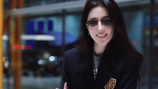 刘亦菲机场出发照片：西装外套牛仔裤很干练，比耶拍照笑容甜美