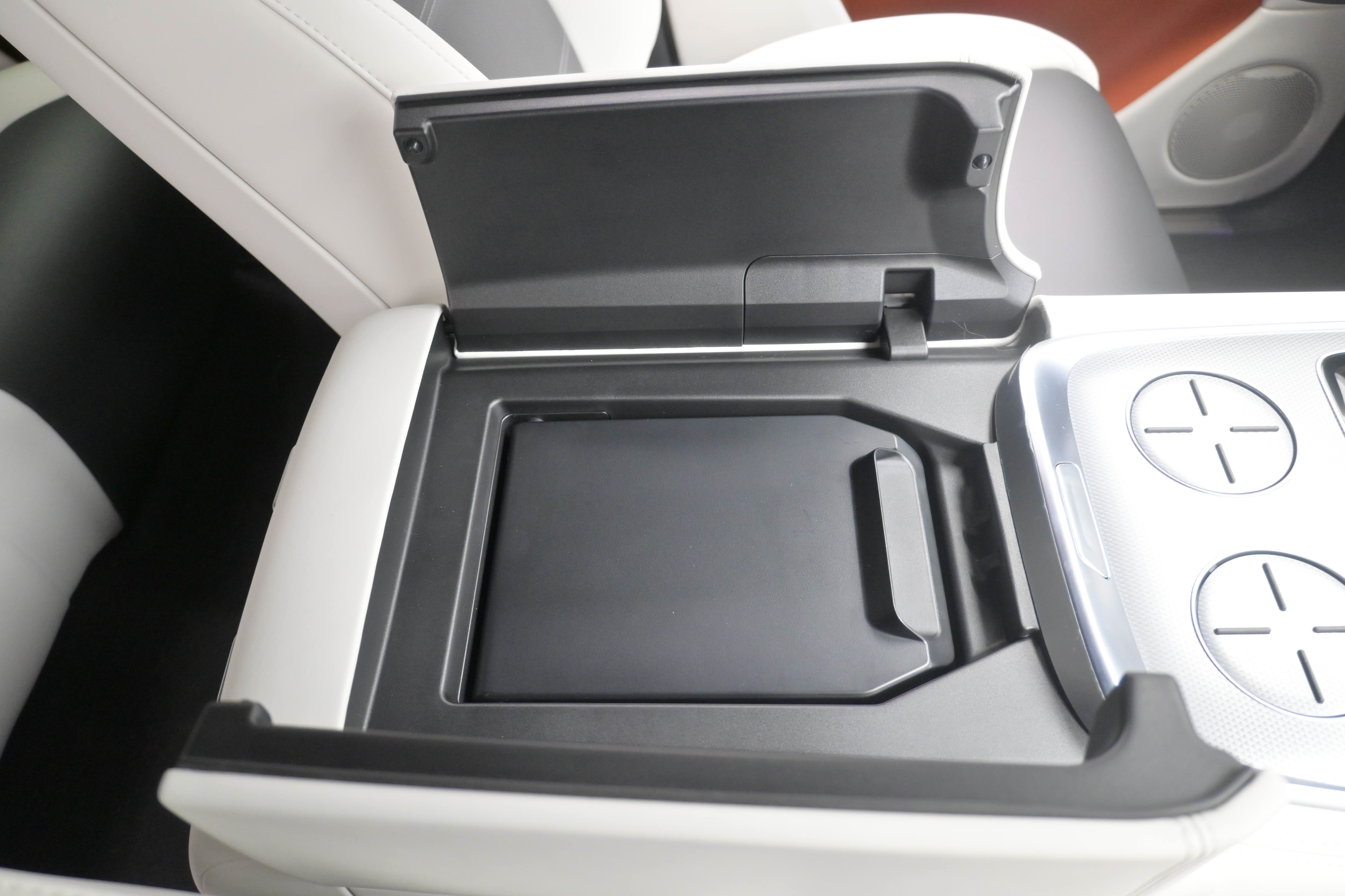 看了700Z实车，质感确实不错，期待后期试驾表现