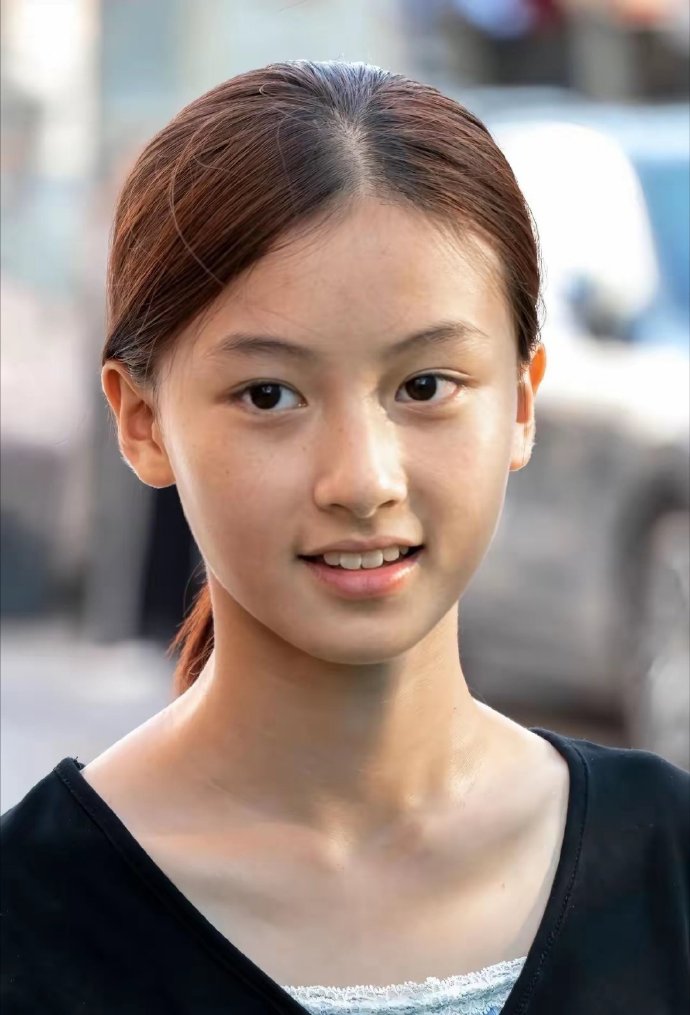 七七最惊艳的还是这组素颜照，完全素颜的天生丽质，很有电影大荧屏脸 ​​​