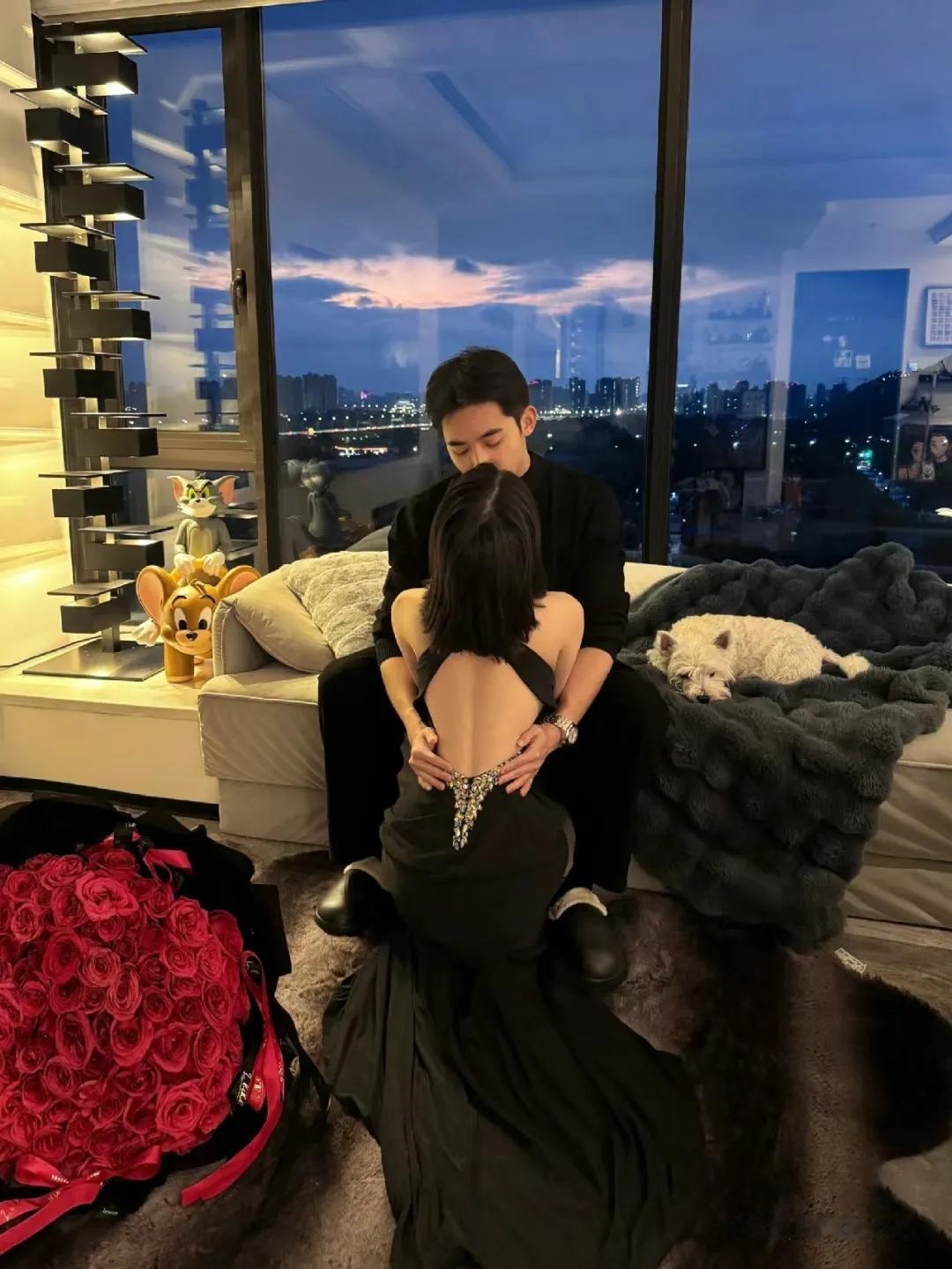 这真是满屋子的富贵啊！妥妥的人生赢家！老婆也漂亮