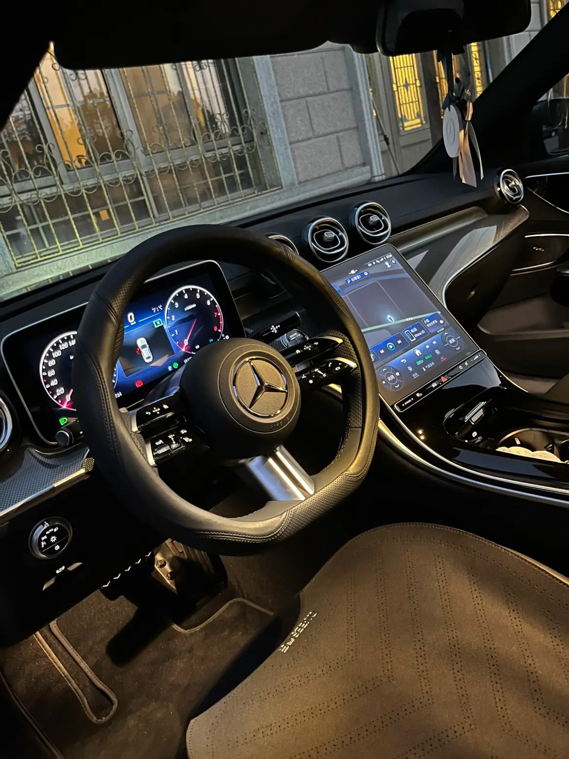 感觉奔驰这次终于听劝了，改的都是痛点。最实在的就是把前排座椅加热弄成全系标配了，