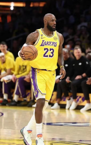 詹姆斯42岁比一般巨星的35岁还要强多了，除了实在打不了中锋，其他位置都能客串，