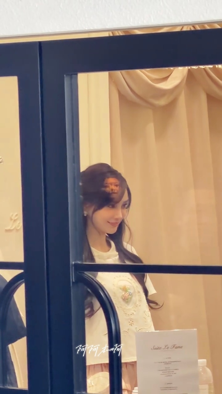 Angelababy可惜了，世界级美貌却只能在小圈子里展示。她出席线下活动，半扎