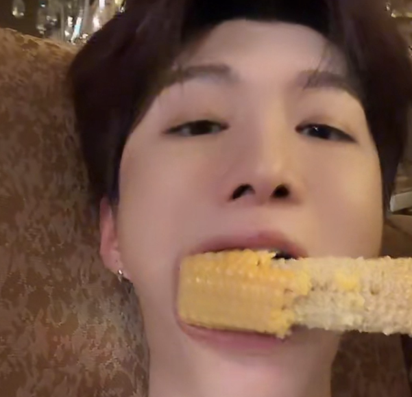 范丞丞吃减肥餐第八天
一根玉米，4个鸡蛋，直播啃玉米跟粉丝聊天，看粉丝分享火鸡面