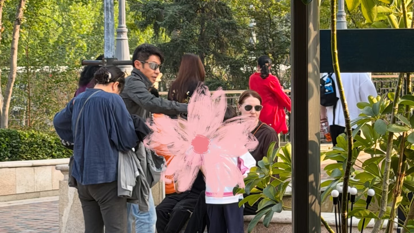 撒贝宁一家现身北京蓝色港湾，妻子李白佩戴墨镜，皮肤白皙状态超好