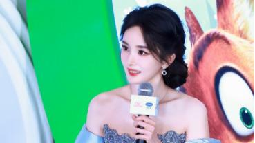 半透视蕾丝裙本来气质拉满，杨幂外搭这件蓝袍到底图什么？