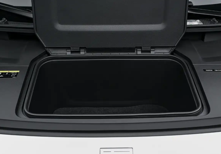 换装全栈900V高压架构将于二季度上市2026款极氪009亮相
外观方面，该车沿