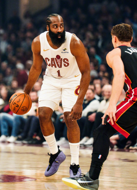 哈登在骑士VS热火的比赛中第二节上来又故意不攻，前面两三个回合有空间投三分都不投