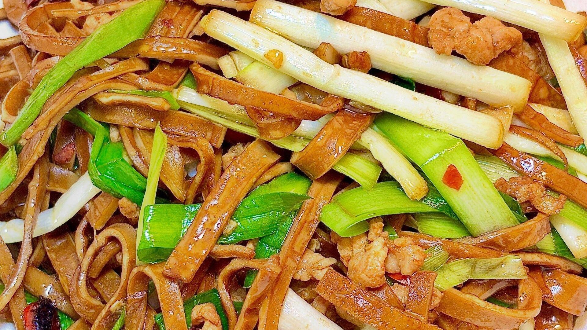 牛皮豆干炒肉丝：灶台边的江湖气