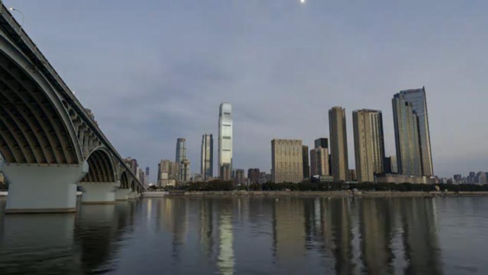 湘雅医院研究生坠江，规培悲剧再敲警钟！这座“大山”，究竟压垮了多少年轻医者？