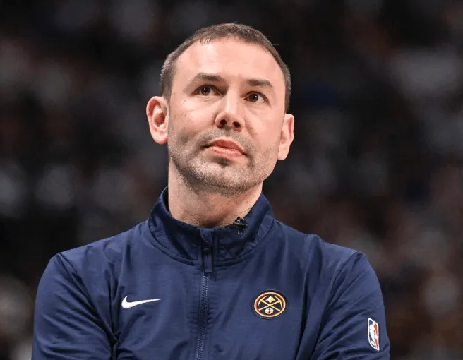 NBA季后赛，掘金主帅阿德尔曼谈到防守，阿德尔曼表示：“防守有很多种方式，其中一