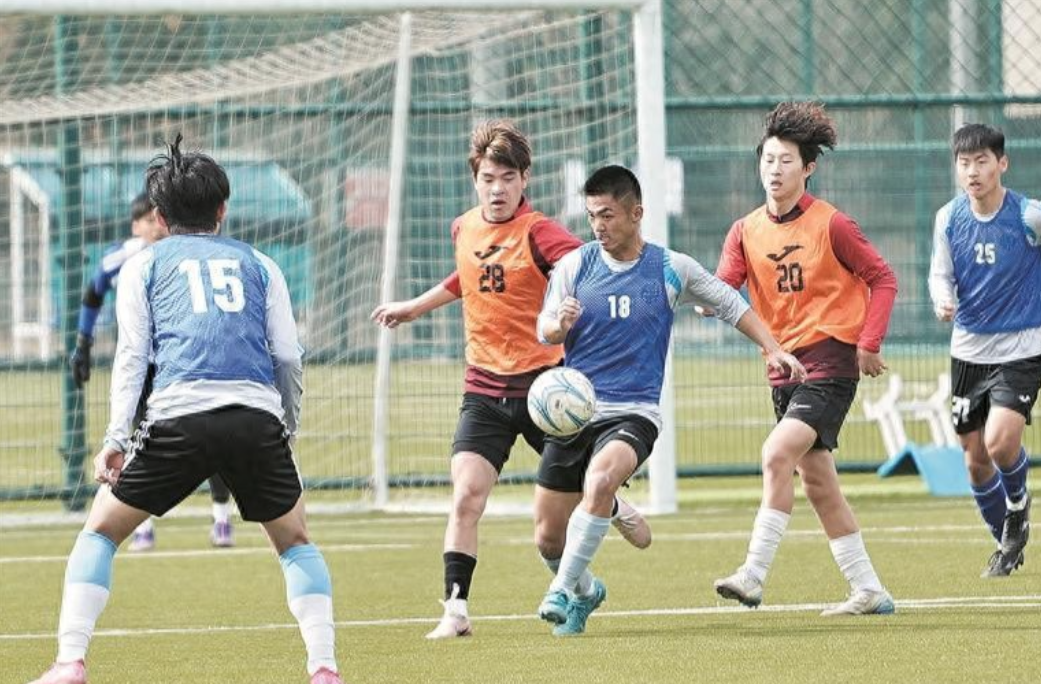 昨日，正在备战“东北超”的大连队在大连足球青训基地进行最后阶段的选拔工作，邀请多