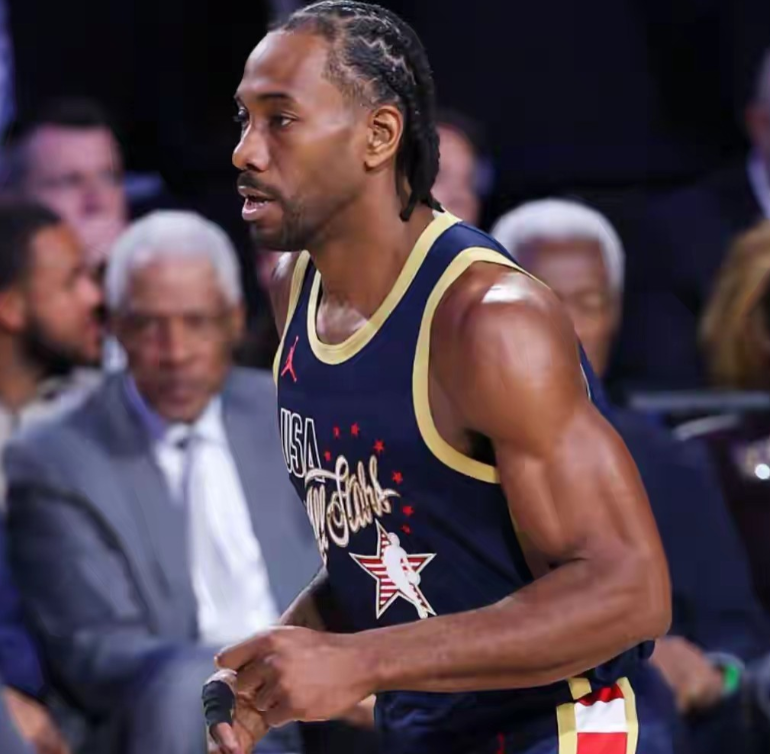 这次全明星正赛有意思，最终是两支美国队进决赛，世界队早早出局。美国老年队和世界队