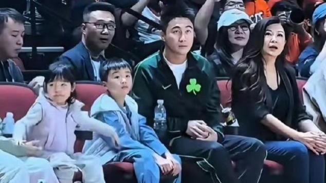 赌王之子携儿女观赛，何猷君带娃细节曝光，这一家子基因太强了！