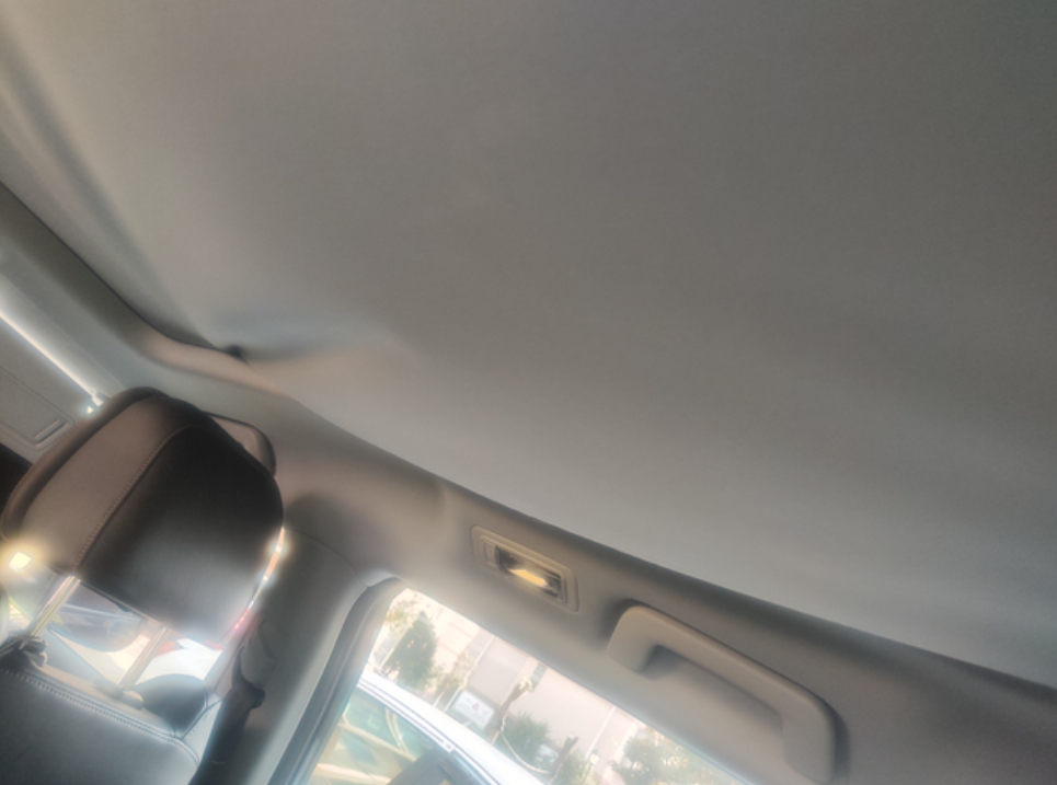 刚过质保两天，发现天窗遮阳帘掉了。
一直没怎么开，基本停在地下车库，三年跑的不到