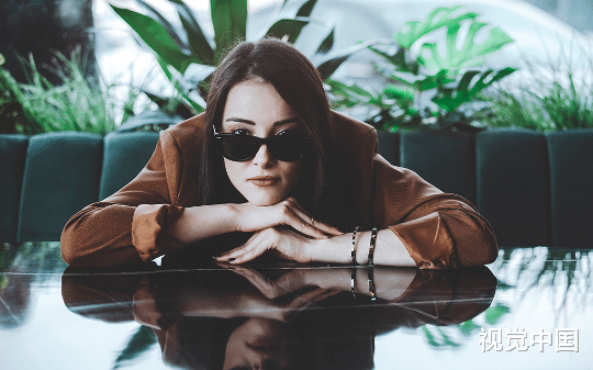 男友讥讽我这个“哑妻”太听话，他和女助理利用我的人设做直播摇钱树，却不知那是我为他们设下的死局。